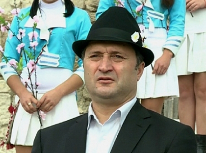 Dupa demnitari, si haine. De unde isi aleg tinutele politicienii din RM si ce stil prefera