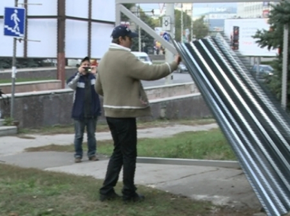 Protest cu altercatii la Buiucani! Mai multi activisti au distrus gardul din preajma centrului Kentford Protest cu altercatii la Buiucani! Mai multi activisti au distrus gardul din preajma centrului Kentford