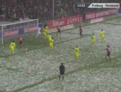 Nici zapada nu-i opreste. Borussia Dortmund i-a invins cu 2 la 0 pe cei de la Freiburg Nici zapada nu-i opreste. Borussia Dortmund i-a invins cu 2 la 0 pe cei de la Freiburg