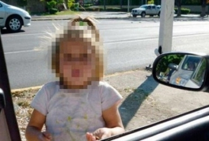 Fotografia unei fetite care cerseste a devenit viral pe Facebook. Guvernul a intervenit s-o salveze