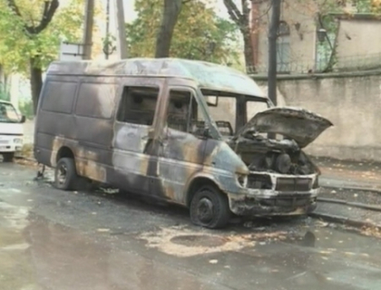 Incendiat intentionat? Un microbuz a ars in totalitate in centrul capitalei