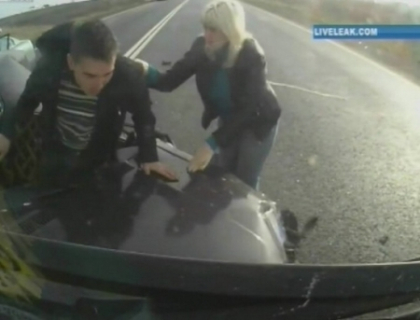 VIDEO. INCREDIBIL!!! Cum supravietuieste soferul unei LADA dupa ce masina ii este facuta zob
