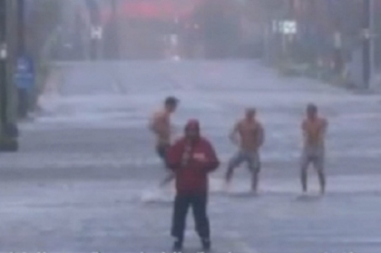 Uraganul Sandy a dat batai de cap si reporterilor care transmiteau din mijlocul urgiei. VIDEO