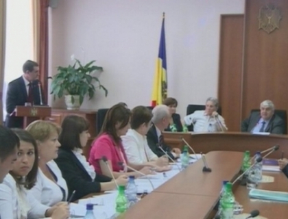 Salarii mai mici, dat tot mari! Cat vor primi sefii institutiilor de stat. Proiectul avizat pozitiv de Guvern Salarii mai mici, dat tot mari! Cat vor primi sefii institutiilor de stat. Proiectul avizat pozitiv de Guvern