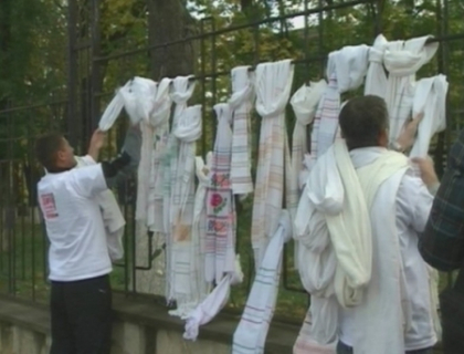 Protest cu prosoape la Ministerul Sanatatii: Alocati bani pentru bolnavii cu HIV!