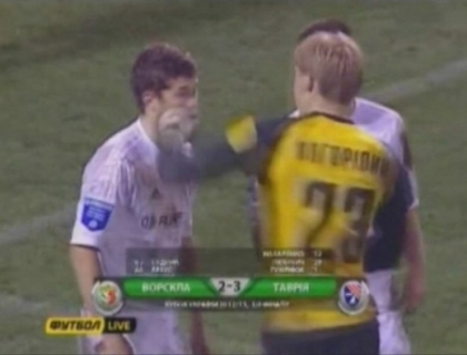 Scene de box pe terenul de fotbal! Uite cum l-a executat pe adversar un portar din Ucraina Scene de box pe terenul de fotbal! Uite cum l-a executat pe adversar un portar din Ucraina