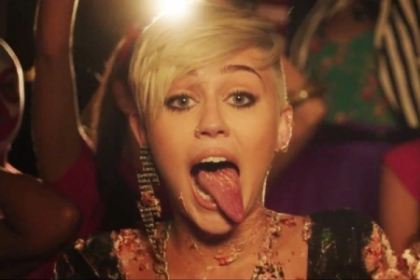 Capre, French kiss cu un inorog si bataie cu tort! Miley Cyrus isi socheaza din nou fanii - VIDEO
