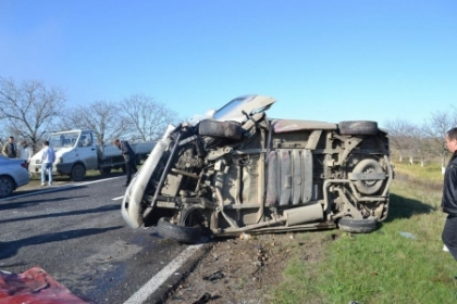 Accident in lant langa Suruceni! 4 masini si un autocar s-au ciocnit violent! O persoana a murit Accident in lant langa Suruceni! 4 masini si un autocar s-au ciocnit violent! O persoana a murit