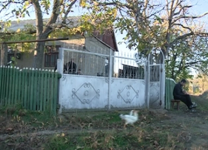 S-a sinucis cu gandul la mama! Un baiat de 10 ani s-a spanzurat in sopronul din curte S-a sinucis cu gandul la mama! Un baiat de 10 ani s-a spanzurat in sopronul din curte