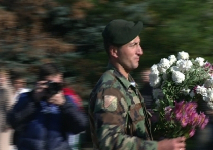 Au daruit femeilor flori aduse din cer! Cum si-au sarbatorit aniversarea militarii de la "Fulger"