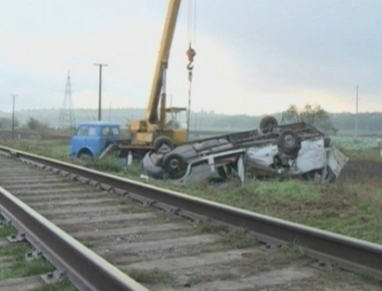 Blestemul caii ferate. Un microbuz cu nuntasi a fost lovit de un tren la Mereni. Patru oameni au murit