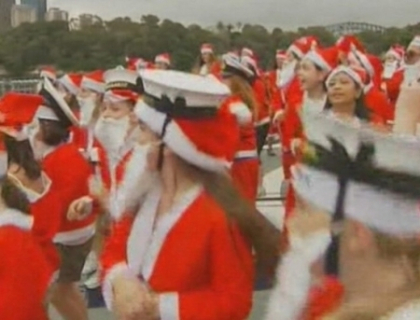 Craciunul inca nu a venit, insa Mosi Craciunii sunt la datorie! Uite cum danseaza pe o nava din Australia