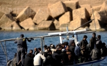Un vas cu imigranti a naufragiat in timp ce se indrepta spre Italia. Trei femei au murit