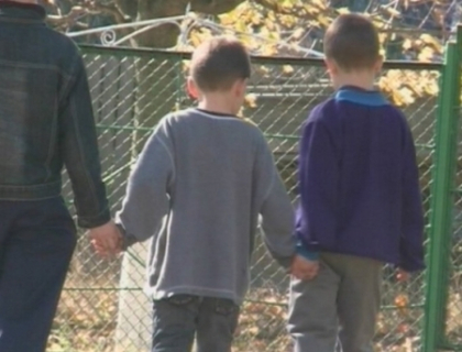 O asteapta disperati sa vina sa-i ia acasa! Povestea dramatica a patru frati care au ramas... ai nimanui O asteapta disperati sa vina sa-i ia acasa! Povestea dramatica a patru frati care au ramas... ai nimanui