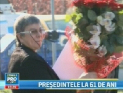 Traian Basescu implineste 61 de ani! Ce mesaj i-a lasat Elena tatalui sau si cum l-au felicitat politicienii Traian Basescu implineste 61 de ani! Ce mesaj i-a lasat Elena tatalui sau si cum l-au felicitat politicienii