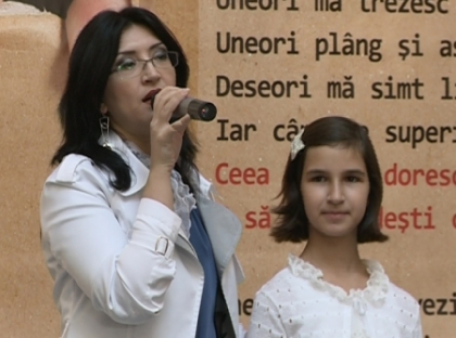 "Protejeaza-ma. Eu sunt mic". Cum au promovat vedetele-mamici educarea copiilor fara violenta "Protejeaza-ma. Eu sunt mic". Cum au promovat vedetele-mamici educarea copiilor fara violenta