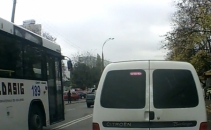 Cel mai prost exemplu in trafic! Nu-ti imaginai ca un sofer de AUTOBUZ ar putea face una ca asta Cel mai prost exemplu in trafic! Nu-ti imaginai ca un sofer de AUTOBUZ ar putea face una ca asta