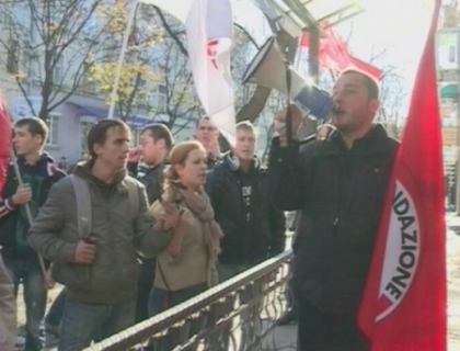 Protest cu insemne interzise in fata Ministerului de Interne! Cum a fost sustinut liderul comsomolistilor