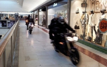 Scene incredibile intr-un mall din Londra: 6 hoti pe motociclete au jefuit un magazin Scene incredibile intr-un mall din Londra: 6 hoti pe motociclete au jefuit un magazin