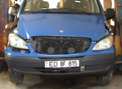 S-au pornit in Germania, insa au facut cale intoarsa! Ce au gasit vamesii in microbuzul lor. VIDEO S-au pornit in Germania, insa au facut cale intoarsa! Ce au gasit vamesii in microbuzul lor. VIDEO