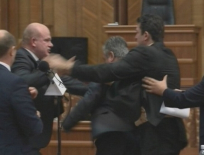 Noi altercatii in Parlament! Munteanu a incercat sa-l loveasca pe Cimbriciuc. Explicatia celor doi Noi altercatii in Parlament! Munteanu a incercat sa-l loveasca pe Cimbriciuc. Explicatia celor doi