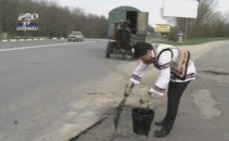 VEZI AICI ritualul reparatiei drumurilor prezentat de autoexpertul Andrei Tabuica