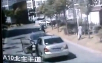 O FEMEIE INSELATA, fata in fata cu amanta sotului! VEZI VIDEO O FEMEIE INSELATA, fata in fata cu amanta sotului! VEZI VIDEO