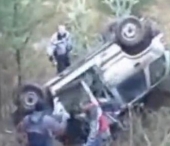 Vezi ce se intampla cand franezi pe marginea unei vai abrupte cu un 4X4 de mana a doua Vezi ce se intampla cand franezi pe marginea unei vai abrupte cu un 4X4 de mana a doua