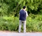 Isi filma prietenul facand pipi, doar ca a surprins si un accident!