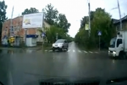Cel mai ghinionist sofer! Doua masini joaca ping-pong cu el, in intersectie!