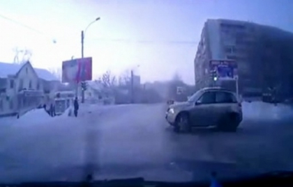 Treci pe rosu, nu mai vine Mosu\'! Accident filmat cu o camera de bord!