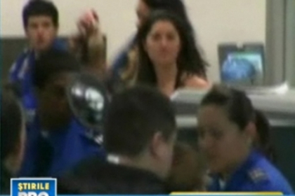 S-a dezbracat din proprie initiativa in aeroport! Ca sa n-o mai controleze S-a dezbracat din proprie initiativa in aeroport! Ca sa n-o mai controleze