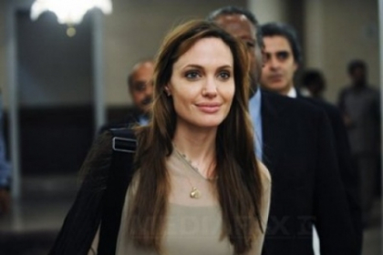 Angelina Jolie neaga ca ar adopta un copil din Haiti