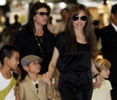 Angelina Jolie si Brad Pitt vor sa adopte un copil din Haiti Angelina Jolie si Brad Pitt vor sa adopte un copil din Haiti