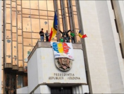 "Nu am fost dirijat de nimeni". Marturiile tanarului care a arborat tricolorul pe cladirea Presedintiei "Nu am fost dirijat de nimeni". Marturiile tanarului care a arborat tricolorul pe cladirea Presedintiei