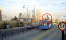 Bucurie transformata in tragedie. Au cazut de pe autobuz si au dat cu capul de ciment Bucurie transformata in tragedie. Au cazut de pe autobuz si au dat cu capul de ciment