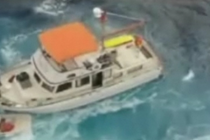 Trei oameni de pe o barca ajunsa in voia valurilor, salvati de echipajul unei nave de croaziera! Trei oameni de pe o barca ajunsa in voia valurilor, salvati de echipajul unei nave de croaziera!