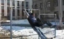 Dureros, dar amuzant! Uite ce patesc doi tineri care incearca sa evolueze la aceeasi bara