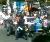VIDEO. Scandal cu batai si injuraturi la Piata Centrala! Ce i-a nemultumit pe comercianti VIDEO. Scandal cu batai si injuraturi la Piata Centrala! Ce i-a nemultumit pe comercianti