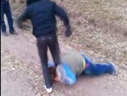 VIDEO REVOLTATOR! Eleva de clasa a opta, batuta cu picioarele in cap in timp ce se intorcea de la scoala VIDEO REVOLTATOR! Eleva de clasa a opta, batuta cu picioarele in cap in timp ce se intorcea de la scoala