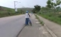 Un betiv exemplar - a impins bicicleta pana acasa!