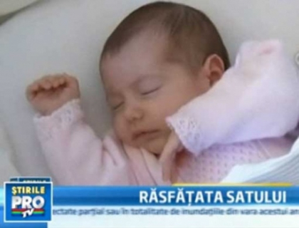 Mare fericire intr-un sat! S-a nascut primul copil din ultimii 22 de ani