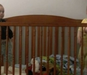 VIDEO.Doi parinti nu stiau cum reuseste bebelusul lor sa evadeze din patut. Pana au vazut acest clip VIDEO.Doi parinti nu stiau cum reuseste bebelusul lor sa evadeze din patut. Pana au vazut acest clip