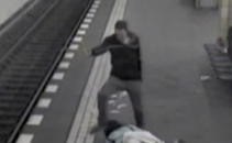 Barbat calcat pe cap, intr-o statie de metrou din Berlin! VIDEO