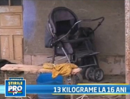 Mama inconstienta! Fiica ei are 15 ani si doar 13 kilograme