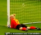 O blonda intre buturi. Cate goluri incaseaza portarita. VIDEO