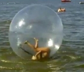 Blonda vs. balon de apa. Incercarile isterice ale unei tinere de a merge pe mare. VIDEO Blonda vs. balon de apa. Incercarile isterice ale unei tinere de a merge pe mare. VIDEO