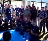 Inainte sa curenteze infractorii, politistii brazilieni testeaza pe pielea lor curentul electric Inainte sa curenteze infractorii, politistii brazilieni testeaza pe pielea lor curentul electric