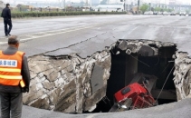 Un camion a disparut in 6 secunde. Tara cu gropi mai mari ca in Moldova