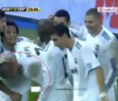 Noua moda! Fotbalistii se bucura cu lovituri sub centura! Acum la Real Madrid! :))